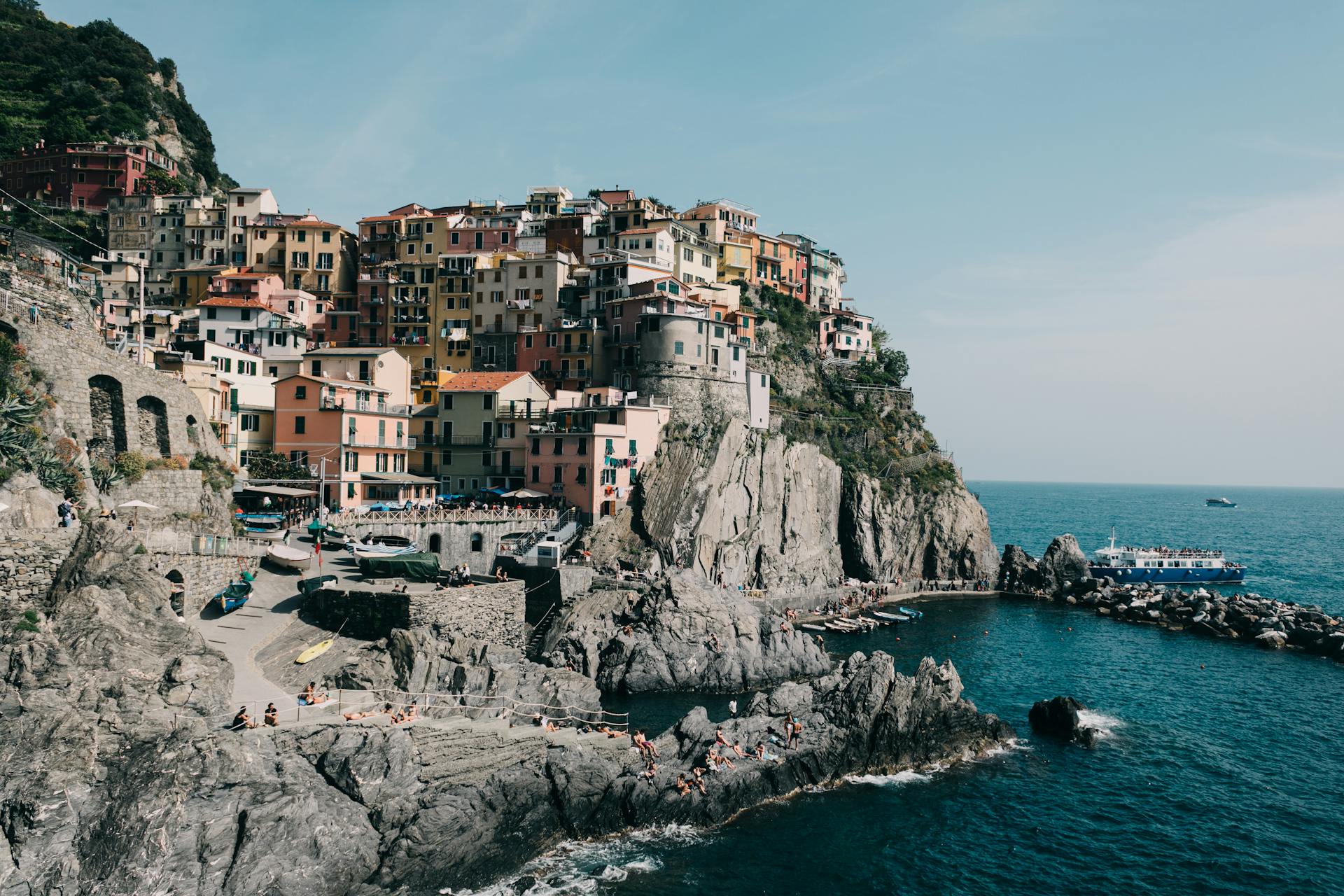 Manarola Town ob Rocky Seashore